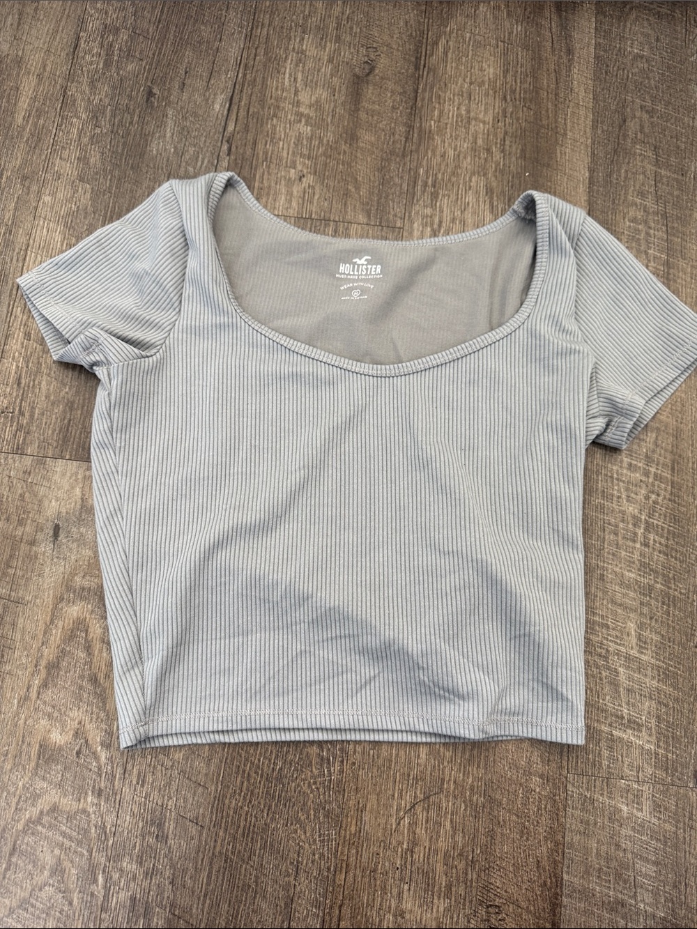Hollister Women's Light Gray Ribbed Scoop-Neck Crop Tee